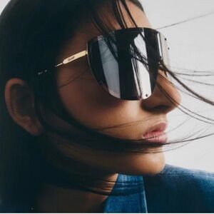 -Quay “On Set” sunglasses 
Quay Australia